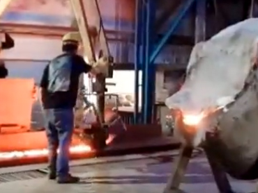 Den multifunktionella gjuthanteraren framför ugnen som är tillämplig på gjutindustrin