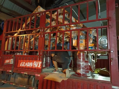 Två manipulatorer för hällning laddas